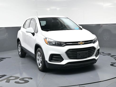 Used 2019 Chevrolet Trax LS FWD image 3