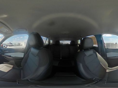 Used 2025 Chevrolet Trax LT FWD image 41