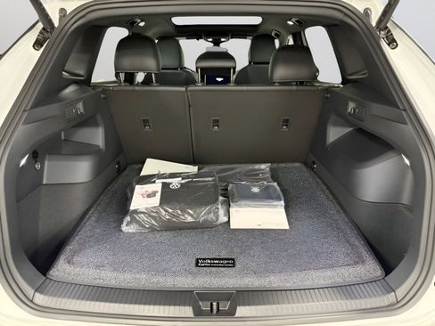 New 2026 Volkswagen Tiguan SE R-Line AWD/4WD image 9