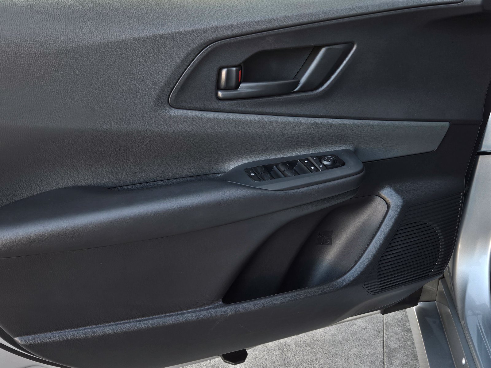 Certified 2025 Toyota Prius LE FWD image 9