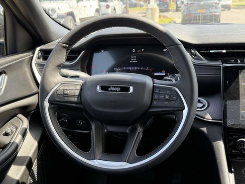Certified 2025 Jeep Grand Cherokee Altitude AWD/4WD image 18