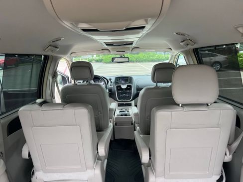 Used 2014 Chrysler Town & Country Touring-L w/ Driver Convenience Group FWD image 21