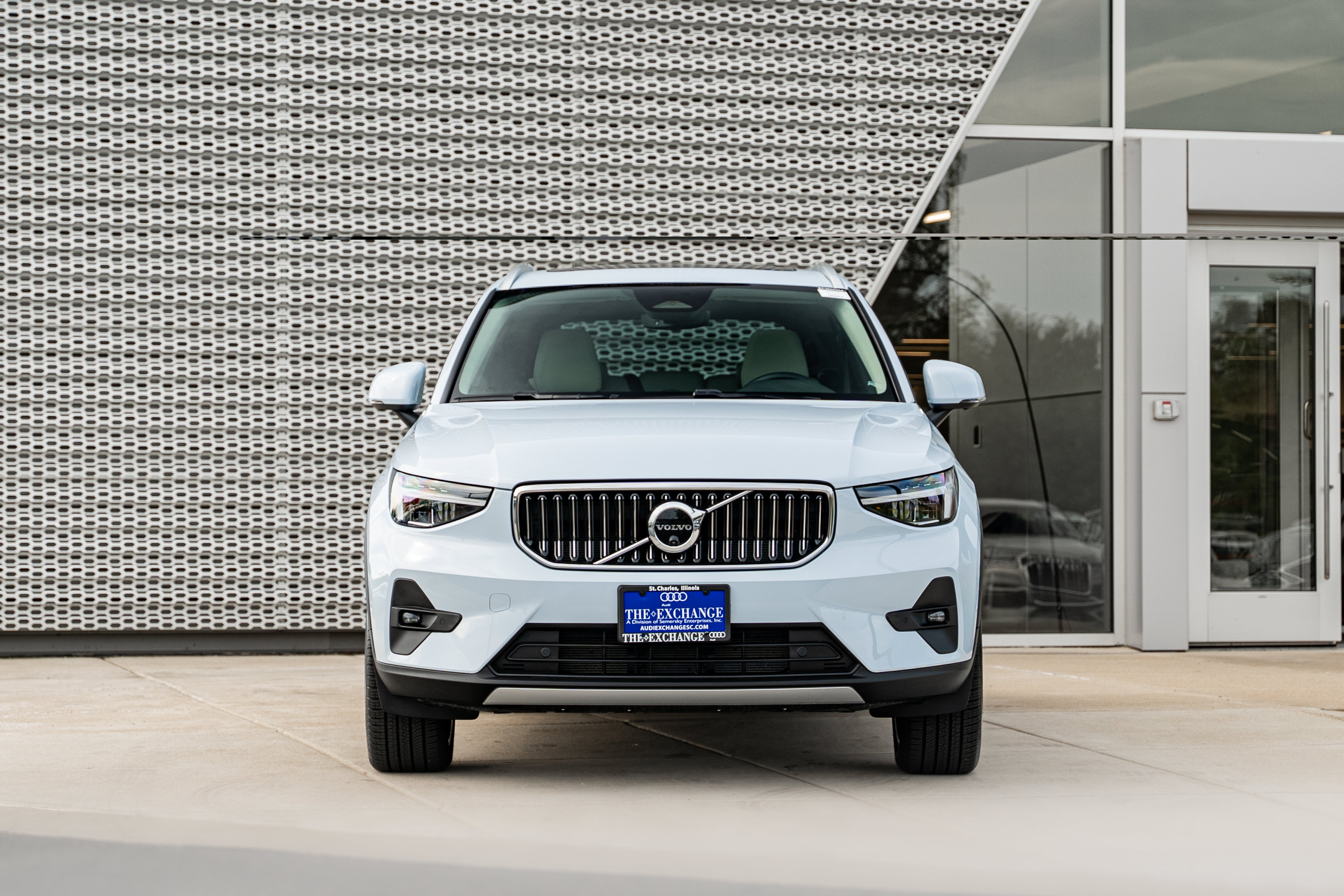 Used 2024 Volvo XC40 B5 Plus w/ Protection Package Premier AWD/4WD image 30