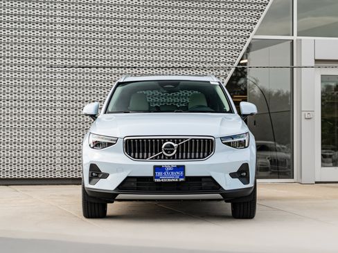 Used 2024 Volvo XC40 B5 Plus w/ Protection Package Premier AWD/4WD image 30