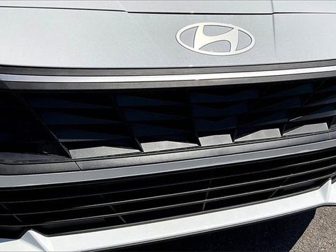 New 2025 Hyundai Elantra SEL image 8