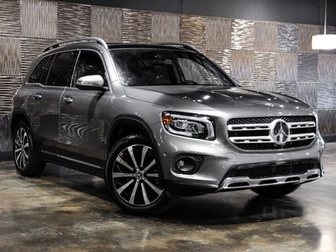 Used 2022 Mercedes-Benz GLB 250 w/ Premium Package Lite image 3