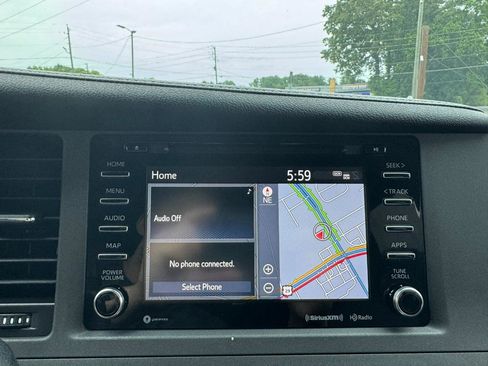Used 2018 Toyota Sienna SE Premium w/ Carpet Mat Package FWD image 19