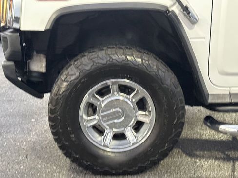 Used 2005 HUMMER H2 w/ Preferred Equipment Group image 12