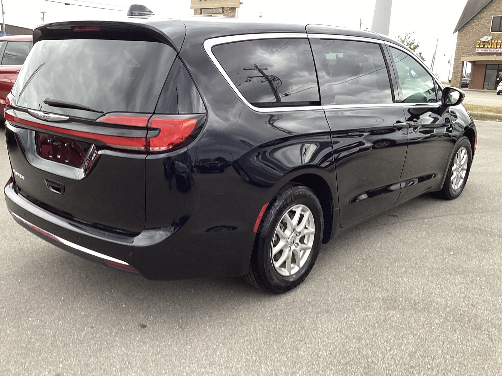 Used 2025 Chrysler Pacifica Select FWD image 6