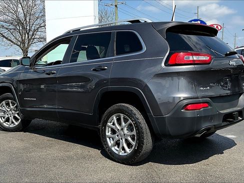 Used 2018 Jeep Cherokee Latitude Plus w/ Comfort/Convenience Group image 3