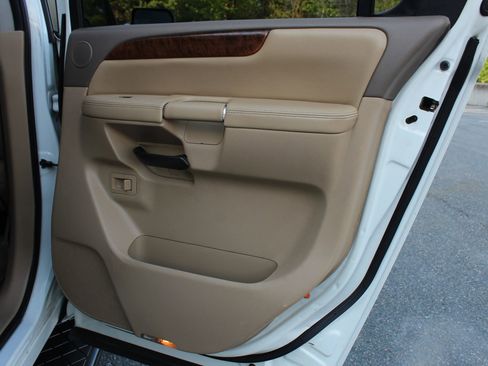 Used 2014 Nissan Armada Platinum image 17