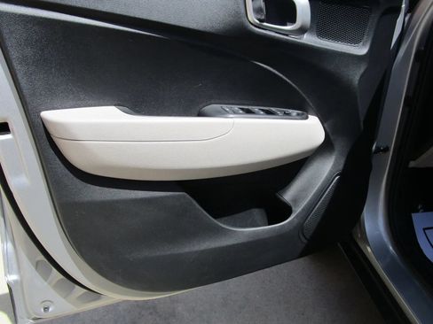 Used 2025 Hyundai Venue SEL FWD image 10