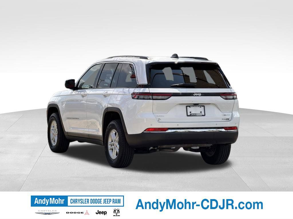 Used 2023 Jeep Grand Cherokee Laredo AWD/4WD image 5
