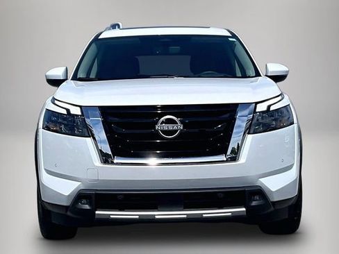 Certified 2025 Nissan Pathfinder Platinum image 3