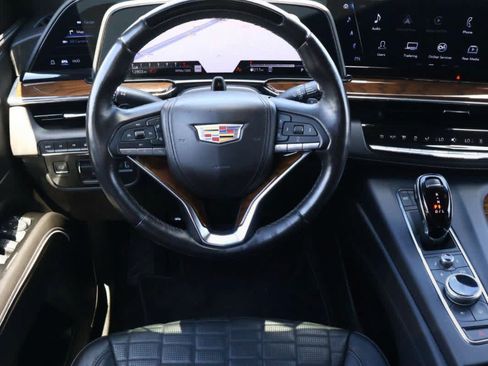 Used 2024 Cadillac Escalade ESV Luxury RWD image 4