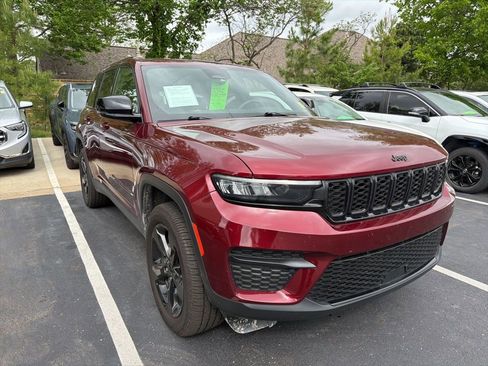 Used 2023 Jeep Grand Cherokee Altitude image 2