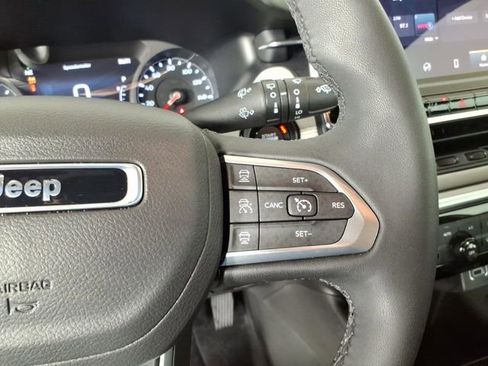 Used 2025 Jeep Compass Limited image 17