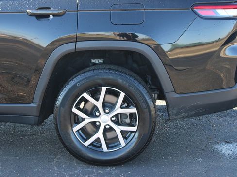 Used 2024 Jeep Grand Cherokee L Limited w/ Luxury Tech Group II image 18