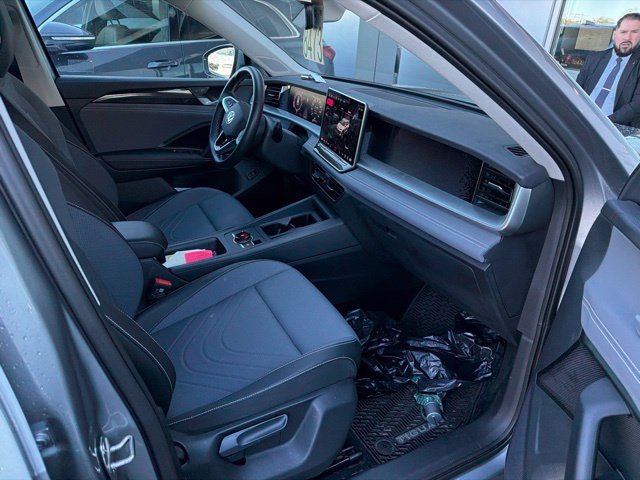 Used 2025 Volkswagen Tiguan SE w/ Panoramic Sunroof Package AWD/4WD image 10