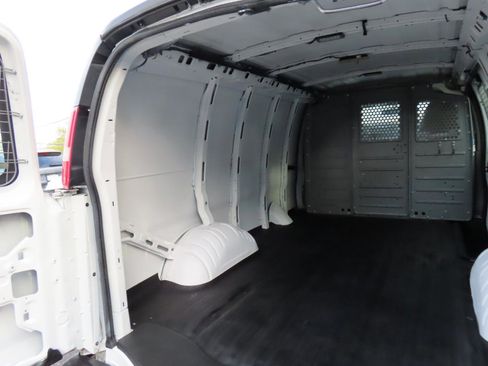 Used 2015 Chevrolet Express 2500 image 15