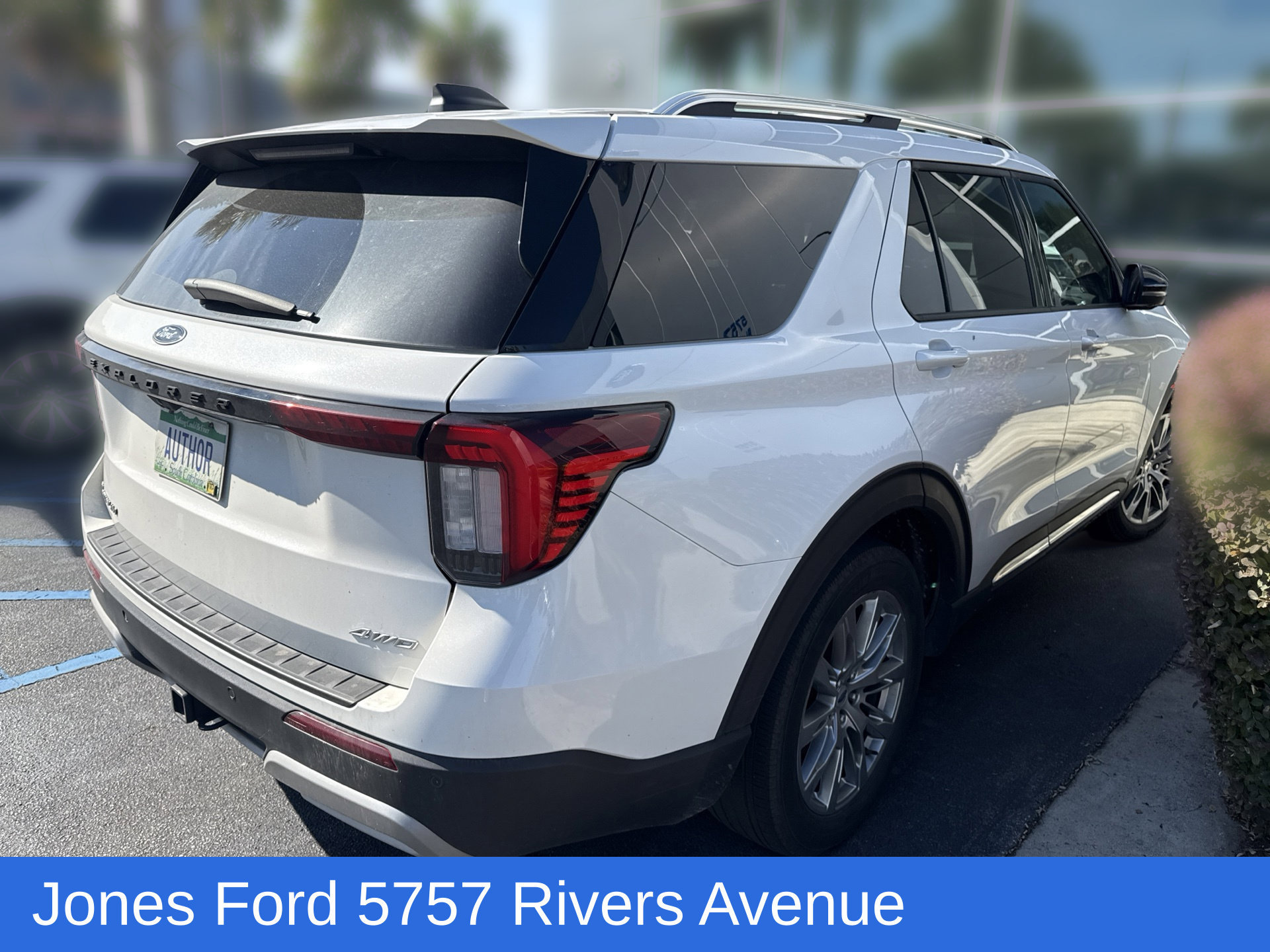 Used 2025 Ford Explorer Platinum AWD/4WD image 3