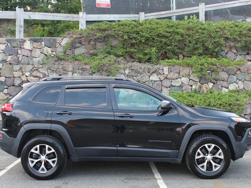 Used 2018 Jeep Cherokee Trailhawk image 5