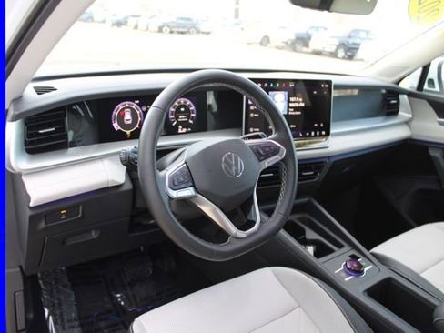 Used 2025 Volkswagen Tiguan SE AWD/4WD image 18