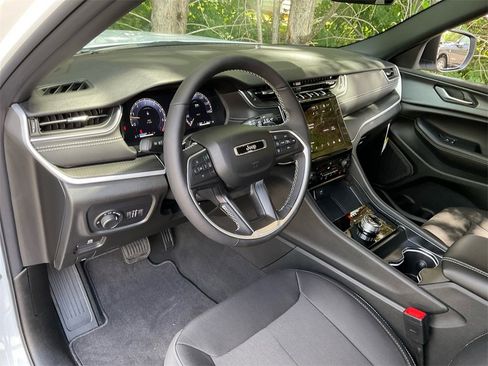 New 2025 Jeep Grand Cherokee L Laredo w/ Luxury Tech Group I image 25