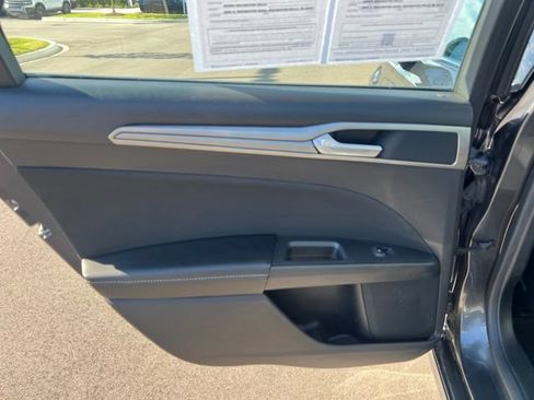Used 2020 Ford Fusion SE FWD image 15