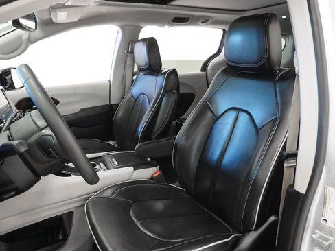 Used 2024 Chrysler Pacifica Limited image 5