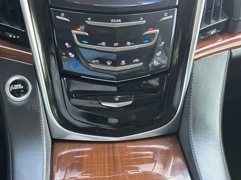 Used 2018 Cadillac Escalade Luxury image 38