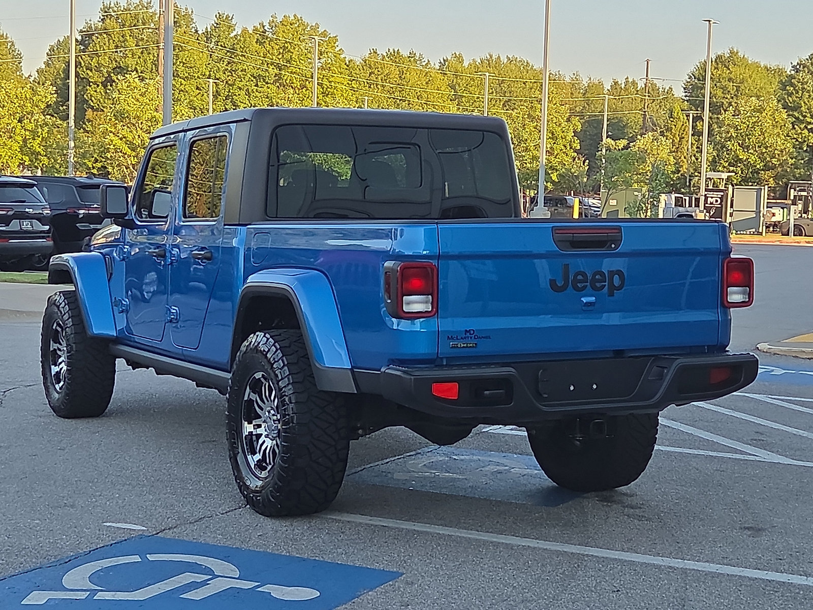 Used 2022 Jeep Gladiator Sport AWD/4WD image 4