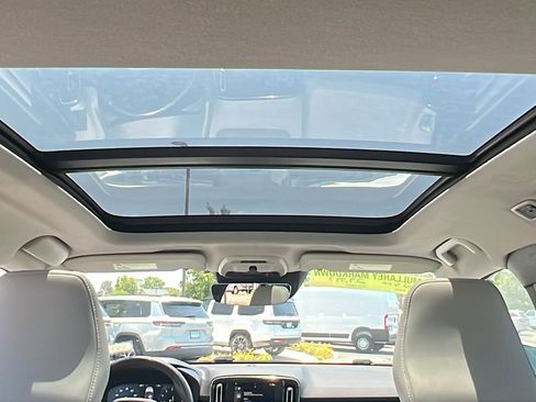 Used 2022 Volvo XC40 T4 Inscription w/ Advanced Package image 20