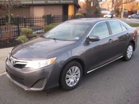 Used 2012 Toyota Camry LE image 1
