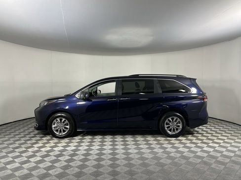 Used 2024 Toyota Sienna XLE image 9
