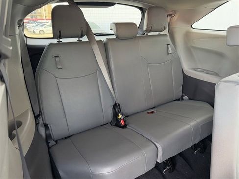 Used 2024 Toyota Sienna XLE image 32