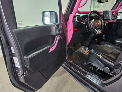 Used 2014 Jeep Wrangler Unlimited Rubicon image 21