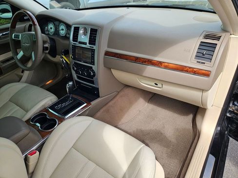 Used 2009 Chrysler 300 C RWD image 17