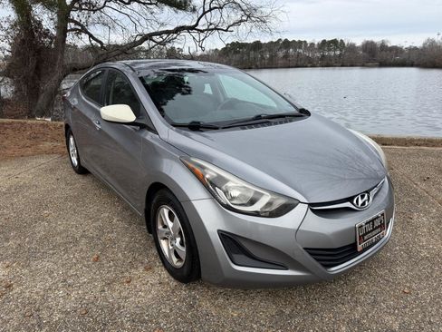 Used 2015 Hyundai Elantra SE image 2