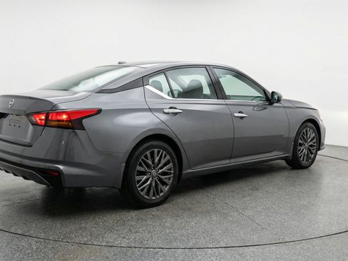 Used 2025 Nissan Altima 2.5 SV FWD image 9