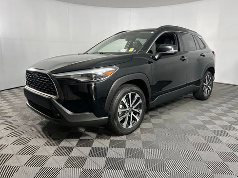 Used 2022 Toyota Corolla Cross XLE w/ Convenience Package image 3