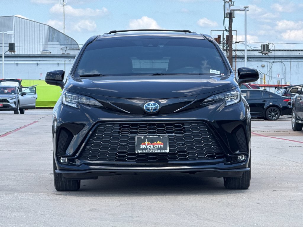 Certified 2025 Toyota Sienna XSE FWD image 9