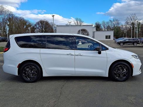 Used 2024 Chrysler Pacifica Limited FWD image 8