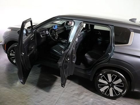 Used 2025 Mitsubishi Outlander SE FWD image 5