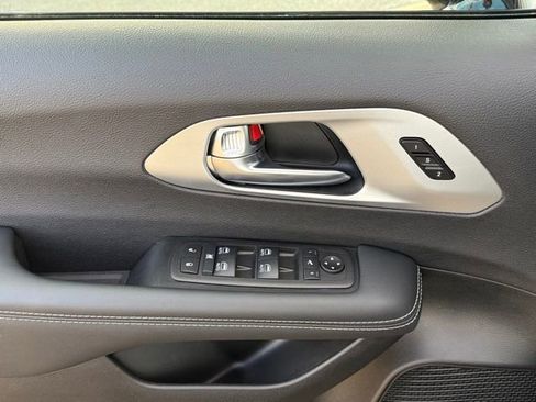 Used 2025 Chrysler Pacifica Limited image 15