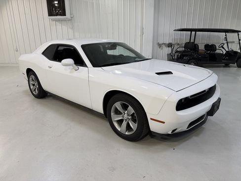 Used 2015 Dodge Challenger SXT image 7