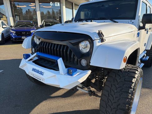 Used 2017 Jeep Wrangler Unlimited Rubicon w/ Connectivity Group image 12