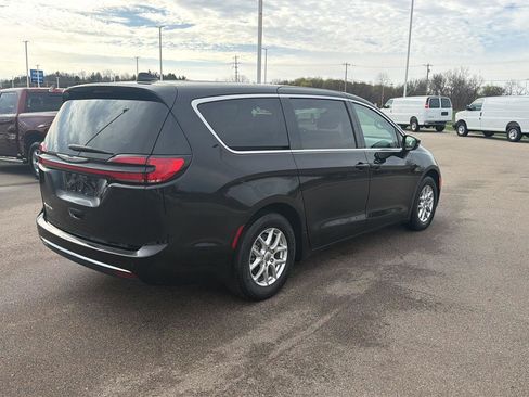 Used 2024 Chrysler Pacifica Touring-L image 5