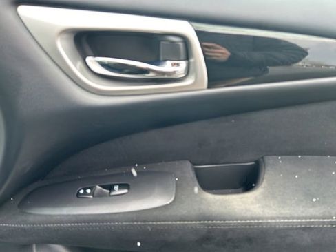 Used 2015 Nissan Pathfinder SV image 21