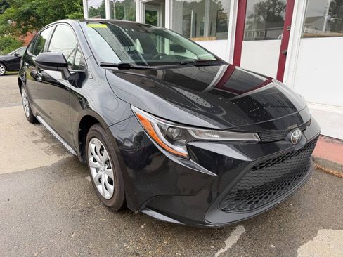 Used 2020 Toyota Corolla LE FWD image 3